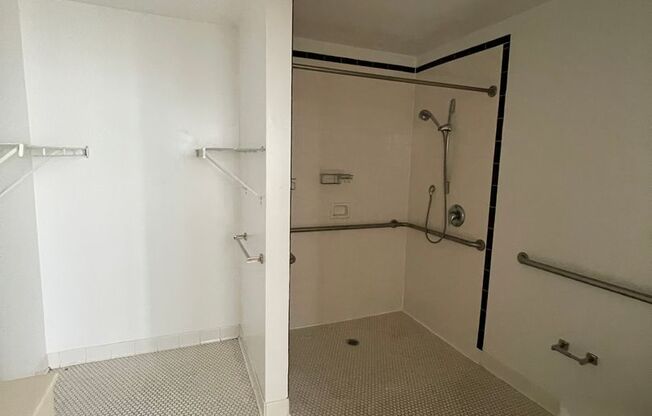 1 bed, 1 bath, 648 sqft, $1,095, Unit 1517 S. Theresa Ave. #101