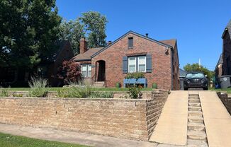 3 Bed / 2 Bath Near Cherry St!