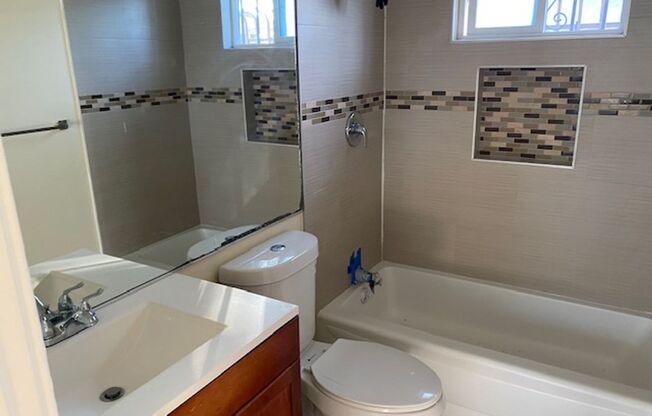 2 beds, 1 bath, 800 sqft, $2,050, Unit C1
