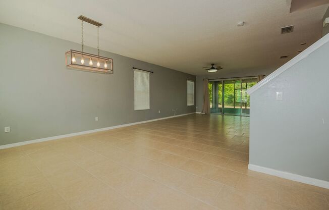 FREE RENT!!!!Spacious home in desirable Laurel Estates, Davenport