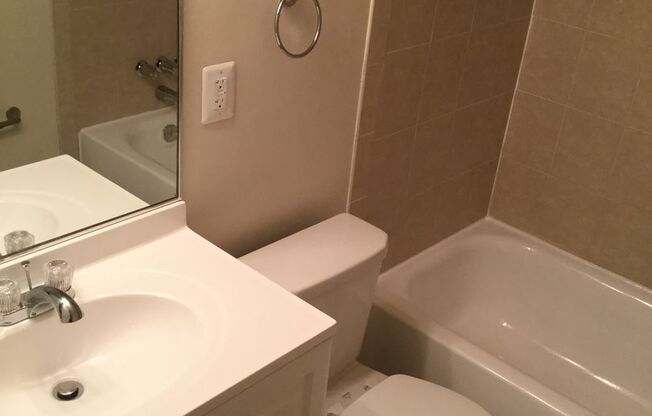 3 beds, 2 baths, 1,043 sqft, $2,500, Unit 5323 #1