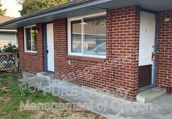 1049 SE Walnut St. #1-22