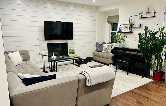 2 beds, 2.5 baths, 989 sqft, $3,400, Unit 6