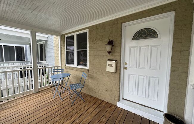 Charming 2 Bed 1 Bath Interior Townhome With Private Deck In Lynhaven