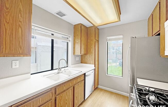 Bright 2BD/2BA Corner Unit Condo in Mira Mesa with Dual En-Suite Baths, Patio & Pool