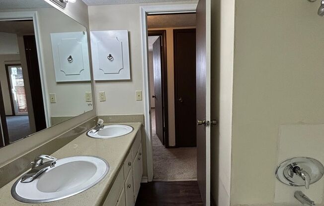 2 beds, 1 bath, 1,000 sqft, $960, Unit #2