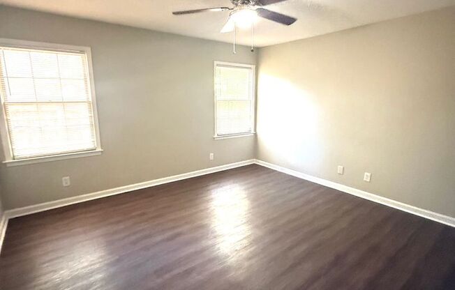 ** 4 bed 2 bath located in Woodmere Park ** Call 334-366-9198 to schedule a self showing