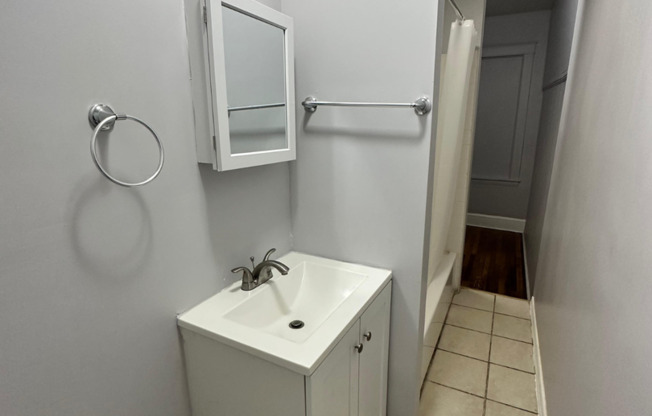 3 beds, 2 baths, $1,600, Unit 2206 Roslyn Ave Unit 2