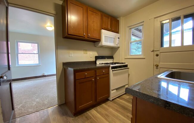 2 beds, 1 bath, $1,375, Unit 2