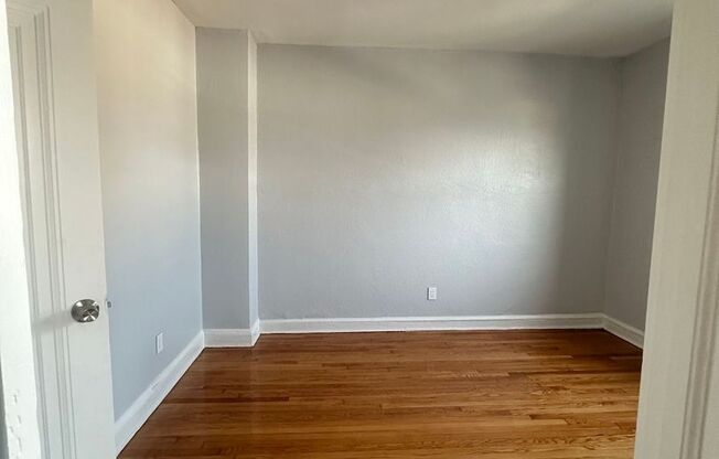2 beds, 1 bath, $2,300, Unit B32