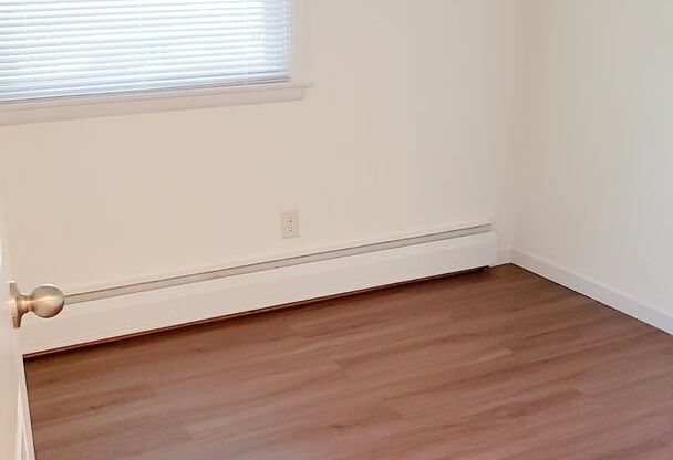 3 beds, 1 bath, 950 sqft, $1,424, Unit 5822-3 Russett