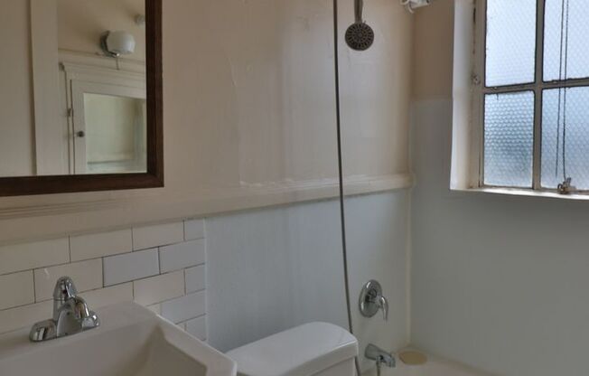 Studio, 1 bath, 350 sqft, $1,100, Unit Q