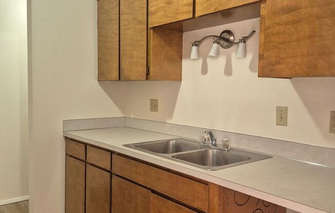 Upgraded 2 Bedroom Duplex Walking Distance To Lions Field