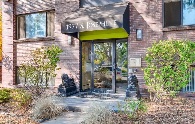 Studio Apartment One Block From DU