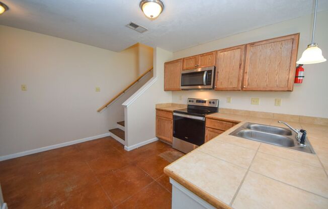 Great 3 bed, 2 bath home with easy access to North/South 51.