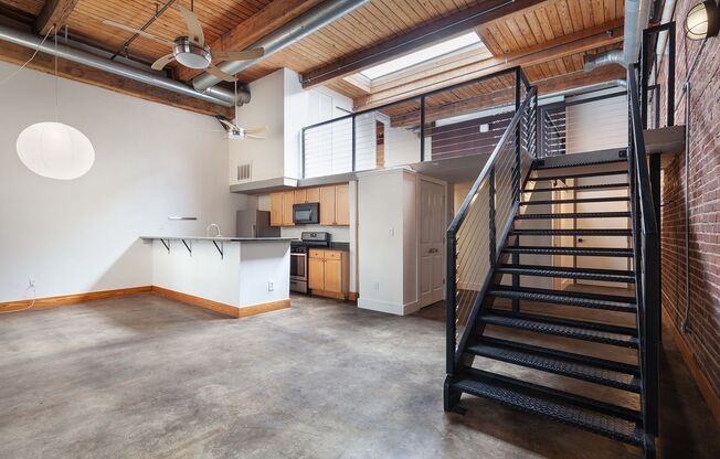 Industrial-Chic 2/2 Loft with Garage Near BeltLine & Downtown