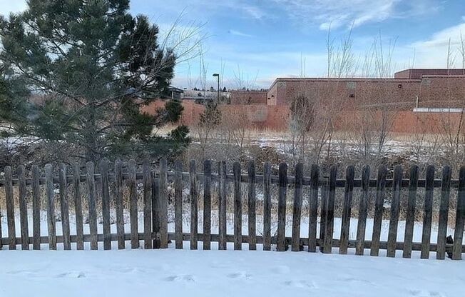 Cozy 2 bedroom Townhouse in Cheyenne Mountain with VIEWS of mountains