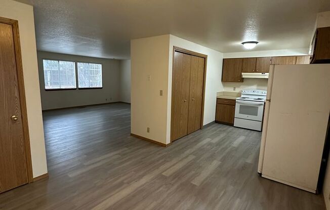 2 beds, 1 bath, 800 sqft, $1,295, Unit 111