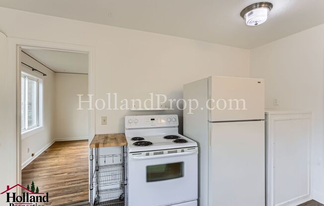 3 beds, 1 bath, 1,240 sqft, $2,295, Unit A