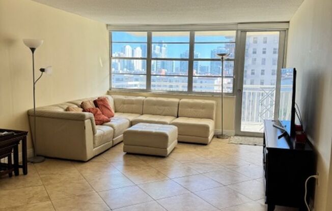 2/2 SUNNY ISLES