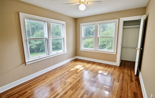 Beautiful Apartments near Loose Park!!!