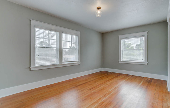 Nicely Renovated Top Floor Corner 1-Bed w/ FREE RENT!