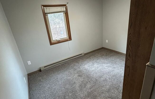 2 beds, 1 bath, 2 sqft, $1,095, Unit 1038 Fond du Lac Ave Unit 201