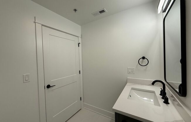 1 bed, 1.5 baths, 689 sqft, $3,375, Unit 202