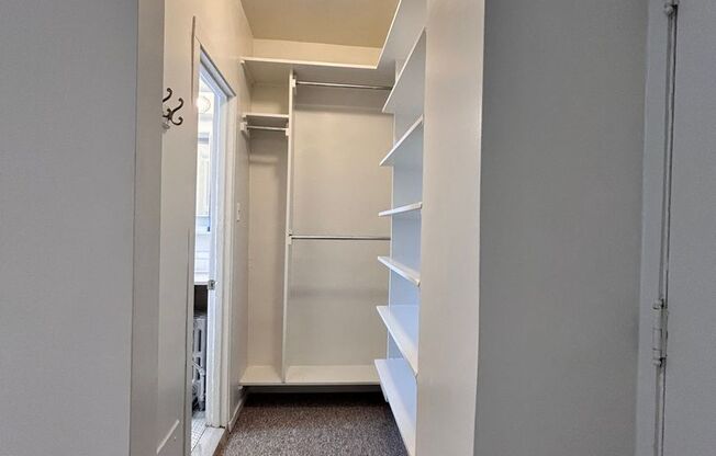 Studio, 1 bath, 233 sqft, $1,280, Unit 705