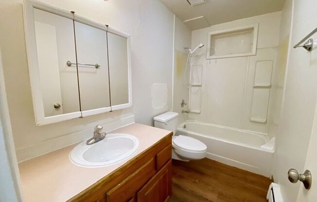 2 beds, 1 bath, $1,295, Unit 4