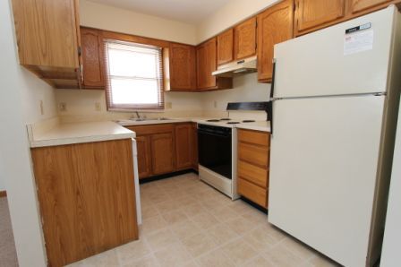 2 beds, 1 bath, $895, Unit APT. 3