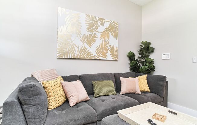Fully Furnished 2BD Duplex in the Heart of downtown Indy!