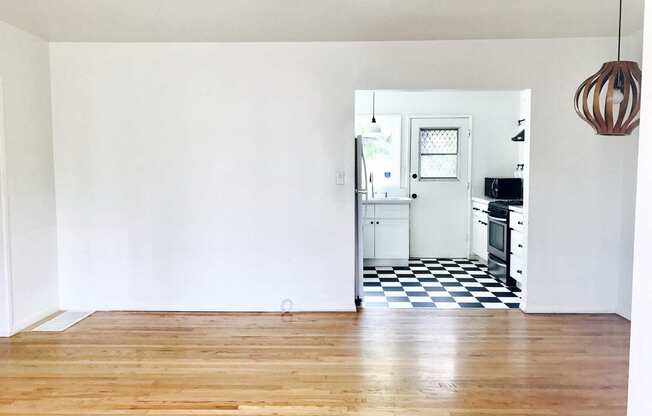3bed/1bath  house with PARKING, large backyard and Central AC! LMU students welcome!