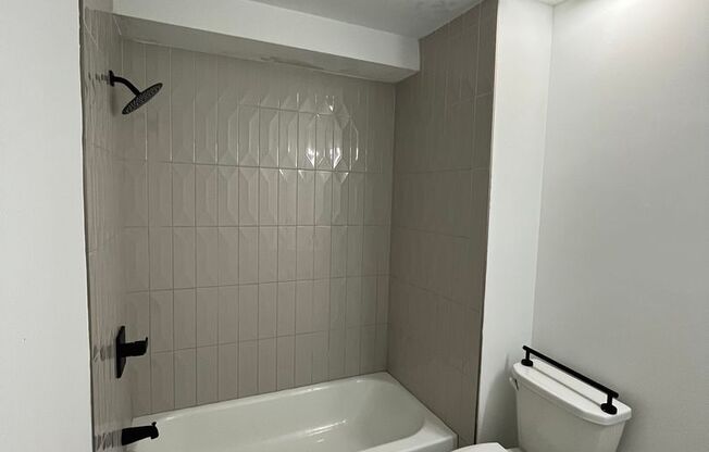 3 beds, 2 baths, 1,600 sqft, $3,100, Unit 513