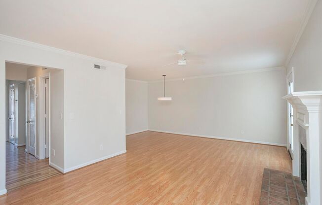 Beautiful 3 Bed Brentwood Townhome!