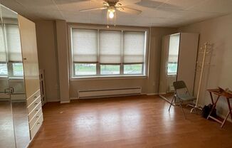 Studio, 1 bath, 400 sqft, $1,050, Unit 2F