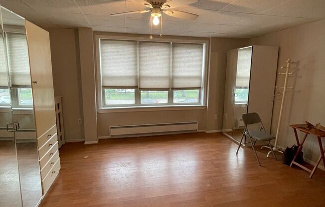 Studio, 1 bath, 400 sqft, $1,050, Unit 2F