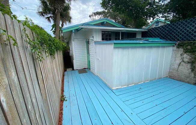 Beautiful large studio 2 blocks from the beach