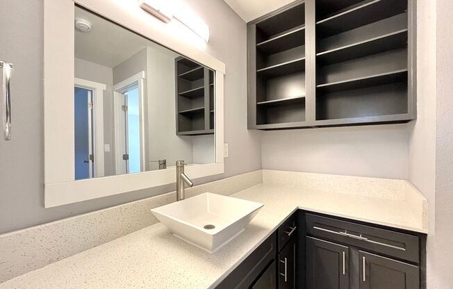 1 bed, 1 bath, 555 sqft, $1,295, Unit 44