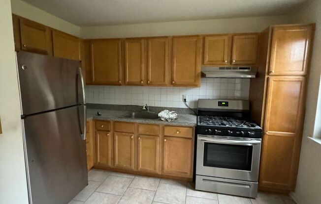 2 beds, 1 bath, 825 sqft, $2,400