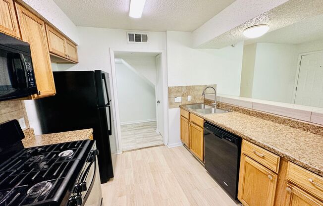 2 beds, 1.5 baths, 985 sqft, $1,295, Unit B