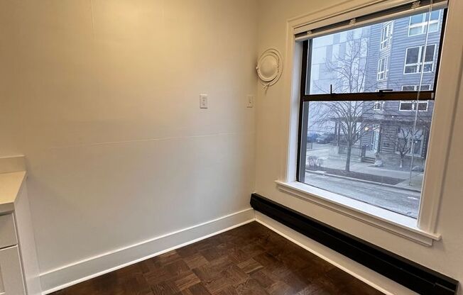 Studio, 1 bath, 429 sqft, $1,300, Unit Unit 105