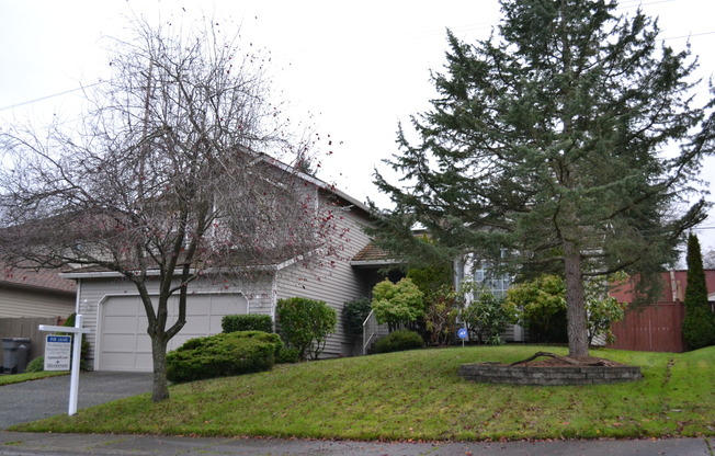 Federal Way tri-level rental - 3 bedroom plus den, 3 bathrooms, 2 car garage!  Ready for lease NOW!