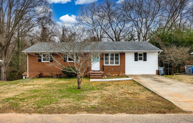 Gorgeous remodeled 3/4-bedroom ranch 1.3 miles from Downtown Belmont!