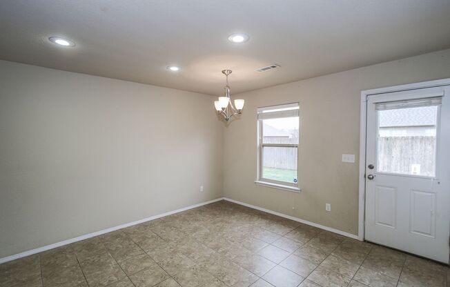 Spacious 4 bedroom in Centerton!