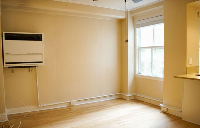 Get $500 OFF Rent! Goose Hollow Spacious & Charming One Bedroom with a Patio!