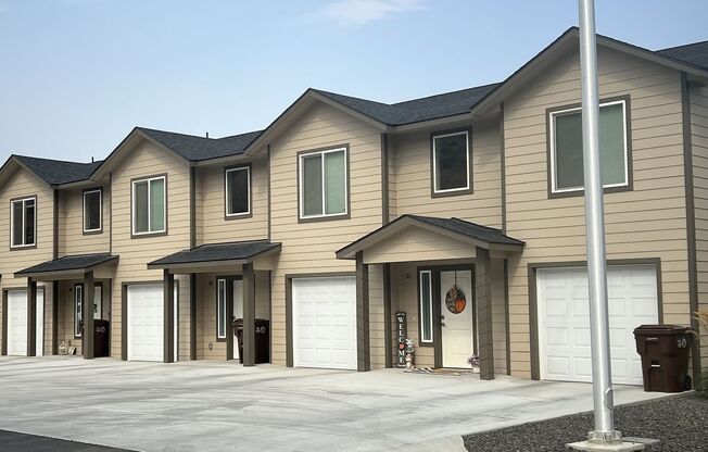 2 beds, 2.5 baths, 1,268 sqft, $1,850, Unit #62