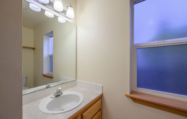 Well-maintained 3 bedrooms 2.5 bath townhouse located in the heart of Lake City/Northgate