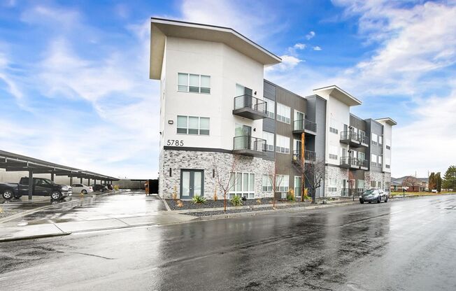 2 beds, 1 bath, $1,300, Unit 214