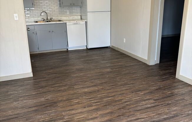 3 beds, 2 baths, $1,250, Unit D209